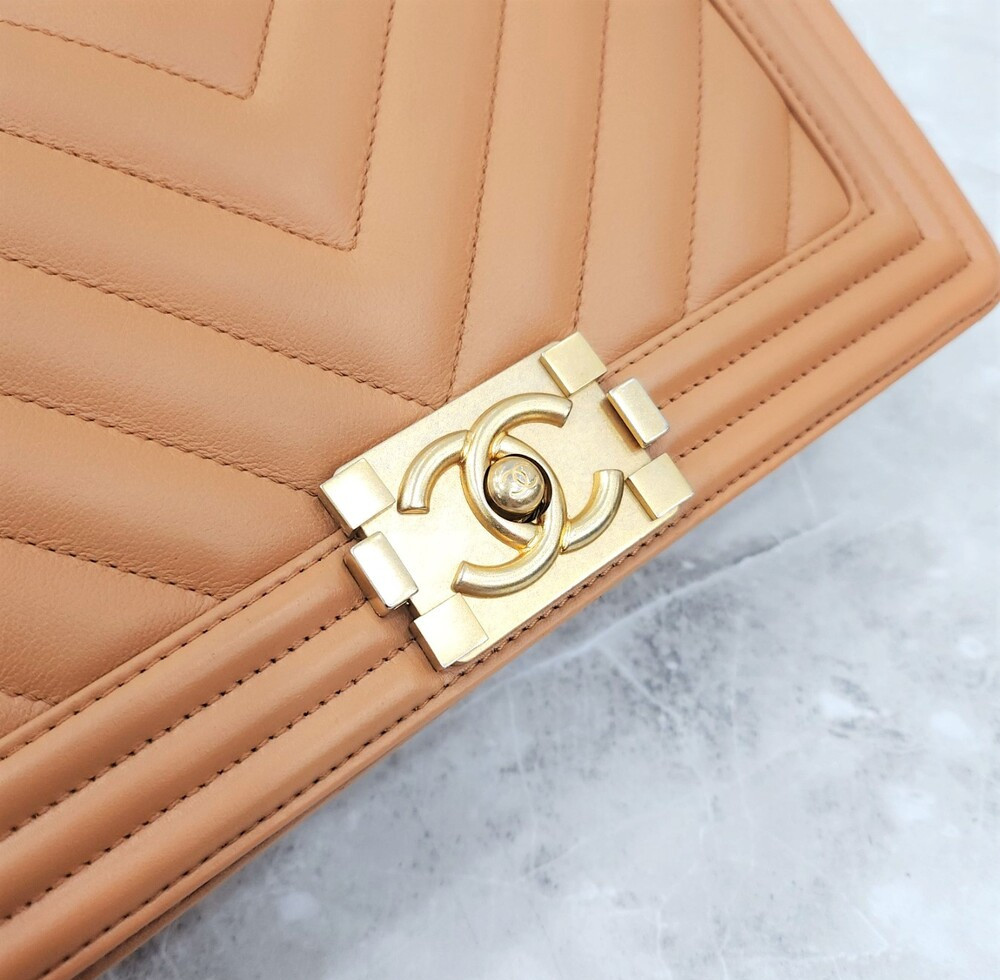 [럭스유] 샤넬 쉐브론 보이 미디움 플랩백 금장 28번대 A67086