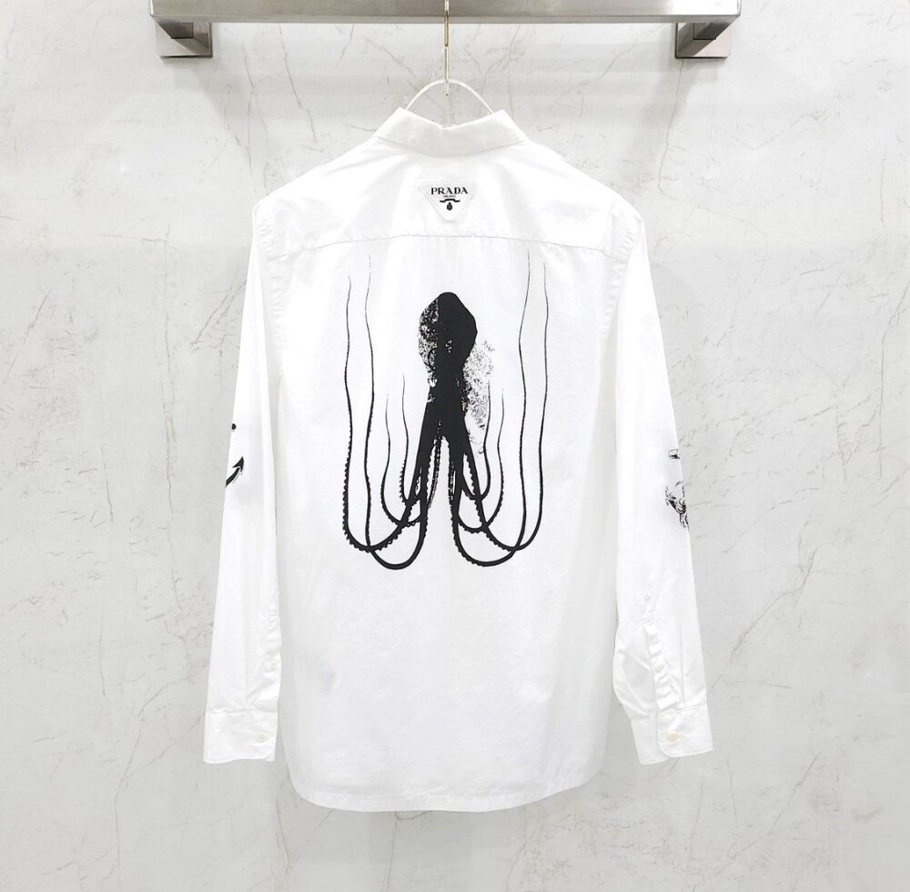 [럭스유] 38 / 프라다 삼각로고 프린팅 화이트 코튼 셔츠 UCN425