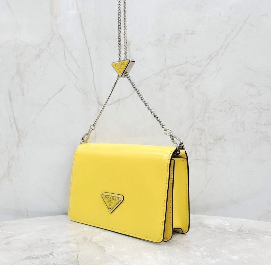 [럭스유] 프라다 옐로우 브러쉬드 레더 숄더백