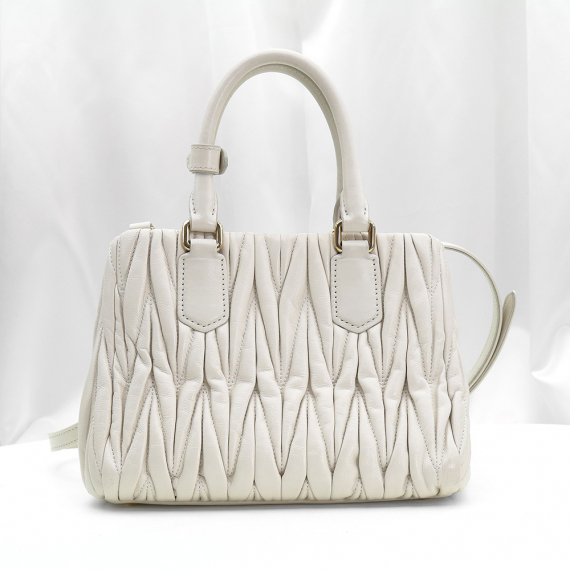 MiuMiu(미우미우) 5BA259 화이트 나파 마테라세 금장 아르카디 스몰 토트 2WAY