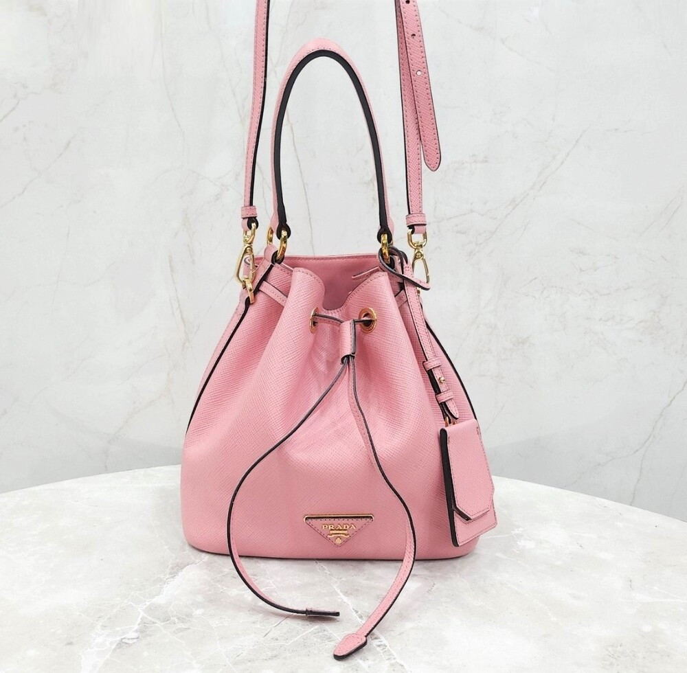 [럭스유] 프라다 사피아노 탑핸들 버킷백 페탈 핑크 1BE032