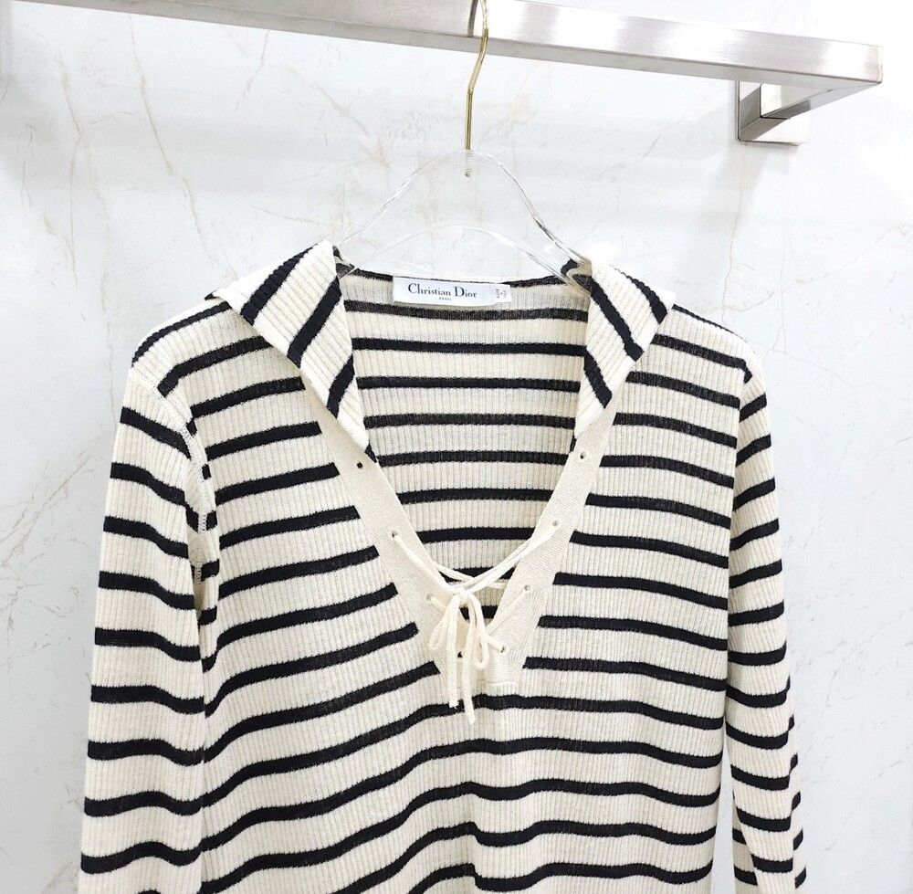 [럭스유] 36 / 디올 리비에라 레이스업 네크라인 스웨터 544S61A7034