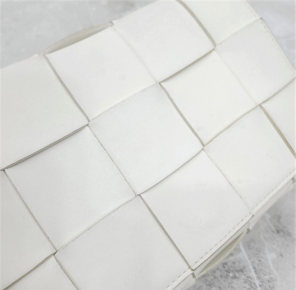 [럭스유] 보테가베네타 화이트 카세트 인트레치아토 크로스바디 백