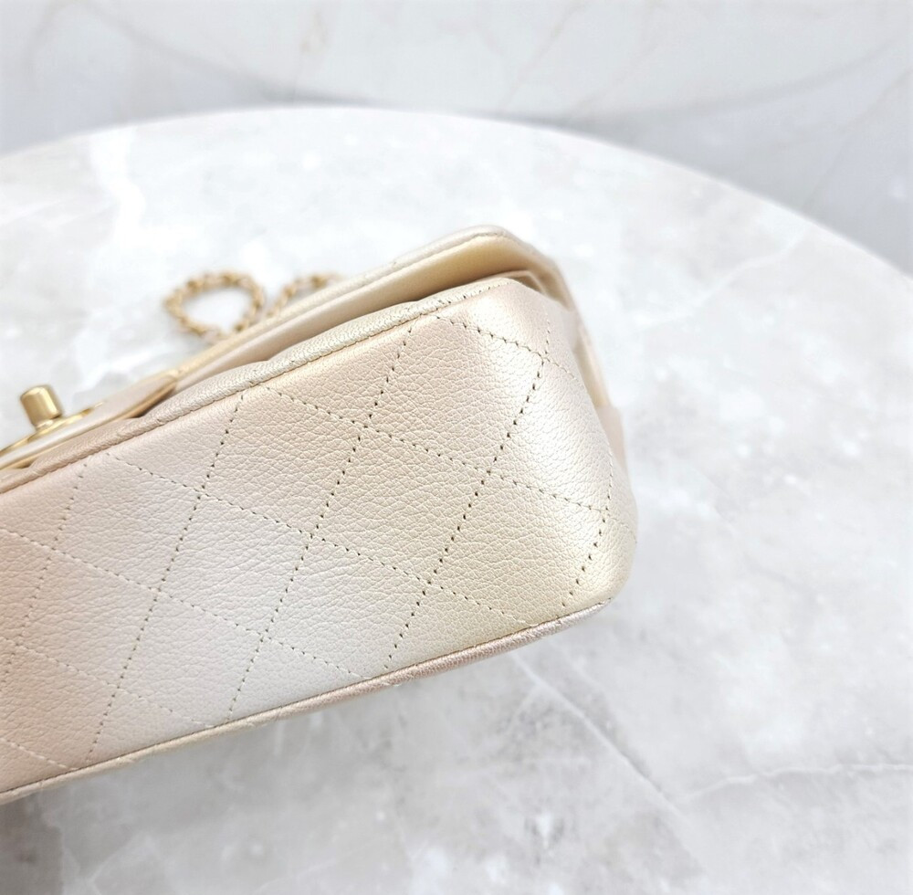 [럭스유] 샤넬 클래식 미디움 플랩백 신형내장칩