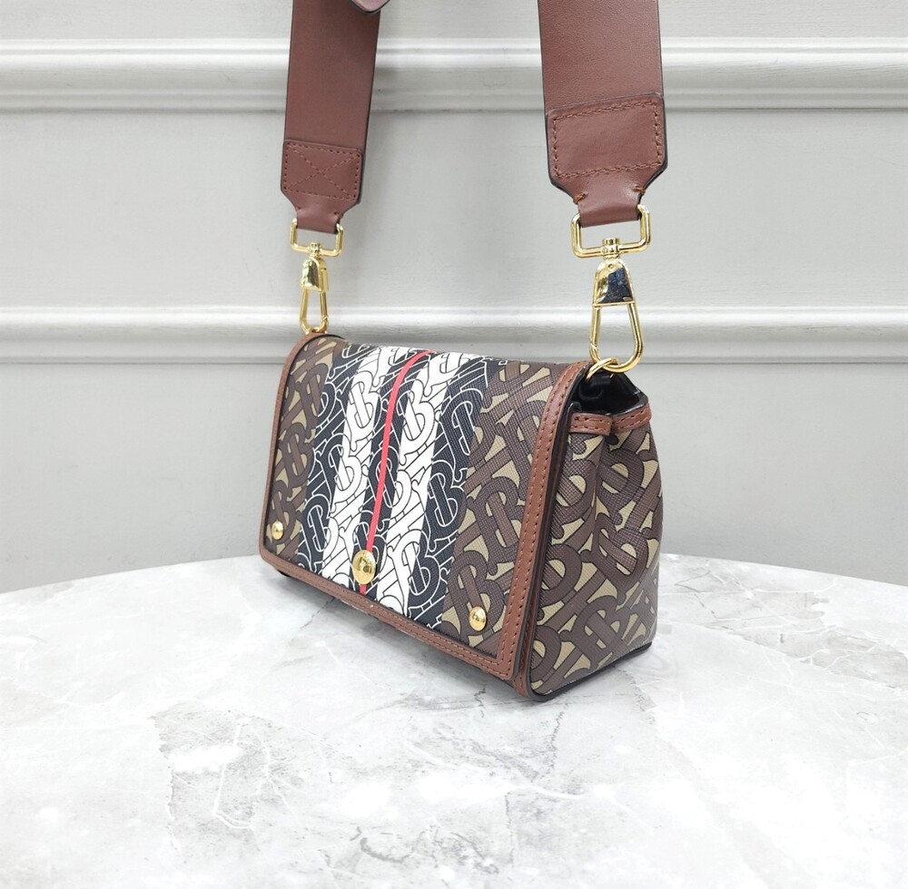 [럭스유] 버버리 TB 모노그램 스트라이프 크로스백 8033386