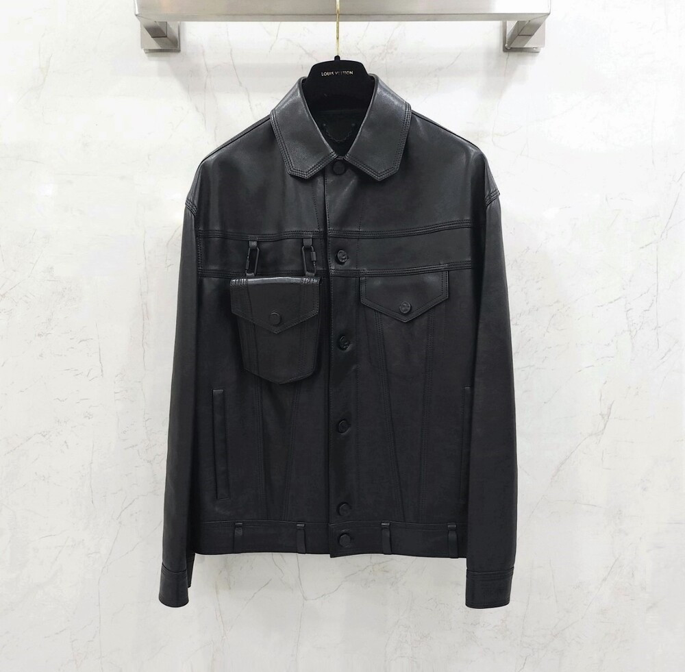 [럭스유] 46 / 루이비통 한정판 3D 포켓 체인 로고 레더 자켓 1A5ZUG