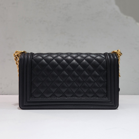 샤넬 캐비어 보이백 미듐 금장 숄더백 30번대 A67086