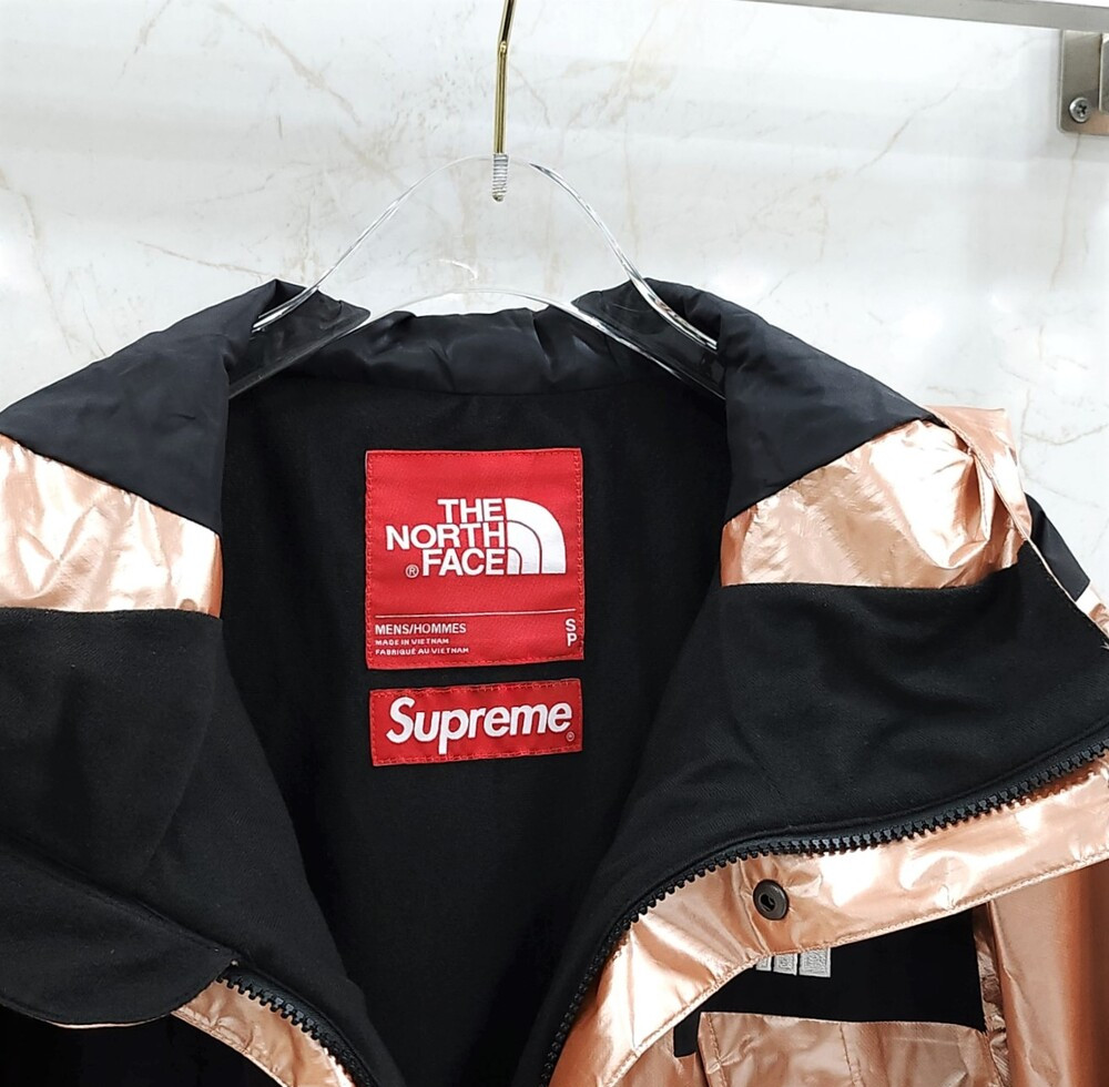 [럭스유] S / 슈프림 X 노스페이스 메탈릭 마운틴 파카 로즈골드