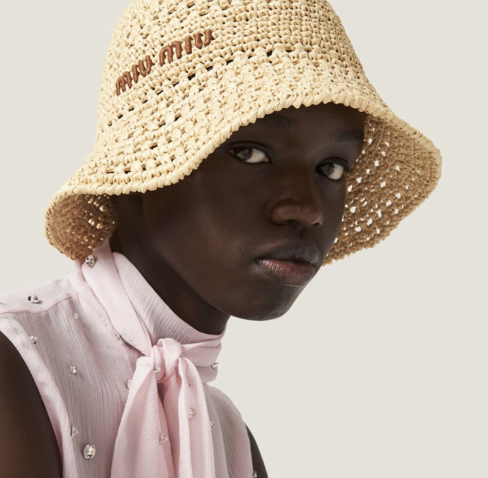 [럭스유] (새상품) 미우미우 로고 라피아 버킷햇 L 5HC287