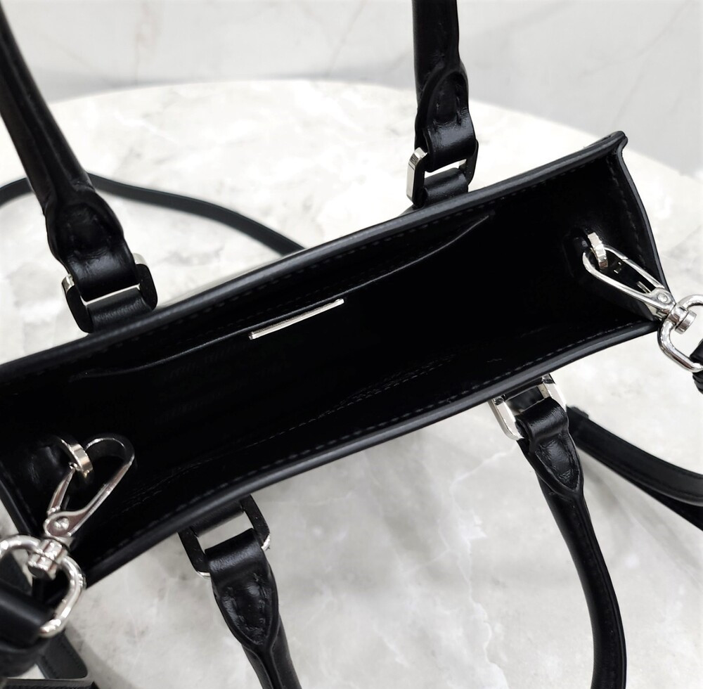 [럭스유] 프라다 엠보싱 로고 트라이앵글 미니 크로스백