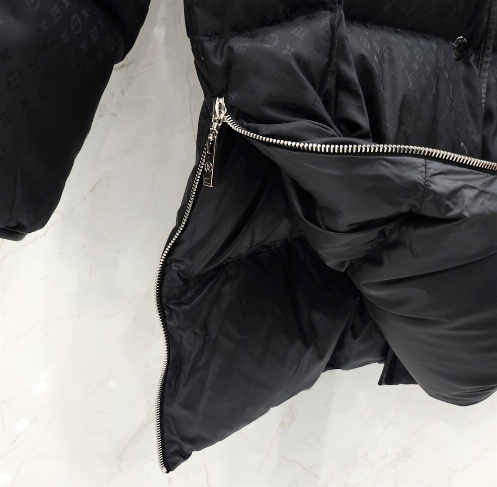[럭스유] 34 / 루이비통 모노그램 스냅 슬리브 오버 구스 다운 패딩