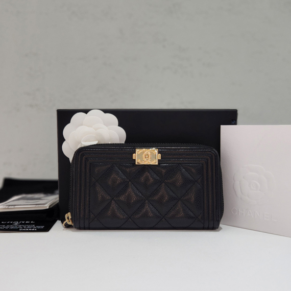 샤넬 보이 캐비어 금장 중지갑 28번대 A80566