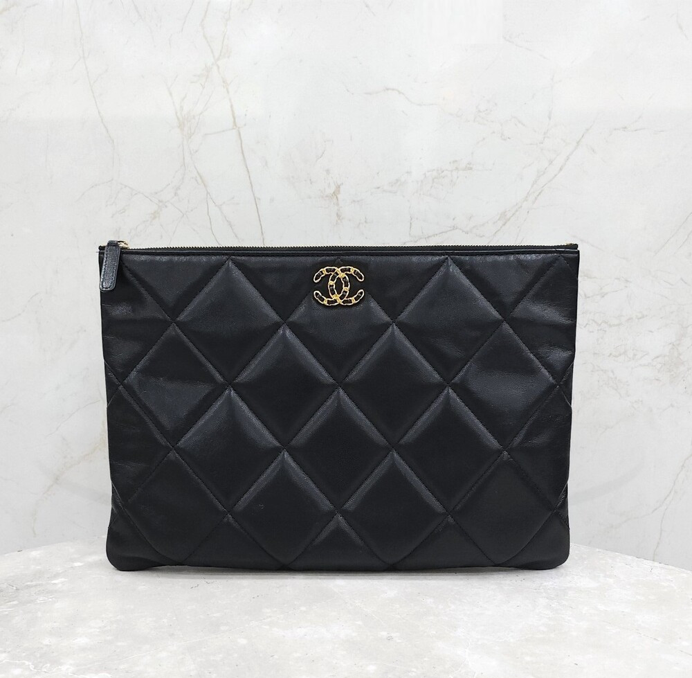 [럭스유] 샤넬 19 클러치 미디움 블랙 금장 AP0952