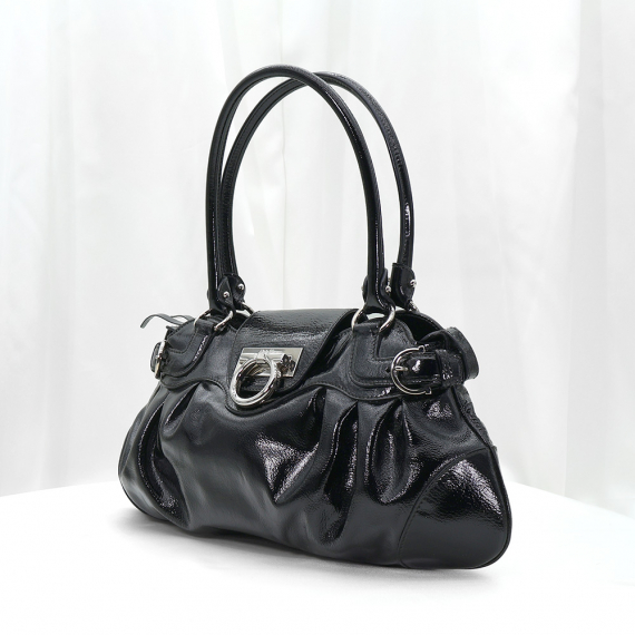 Ferragamo(페라가모) 21 6317 블랙 샤이니 레더 은장 간치니 장식 숄더백