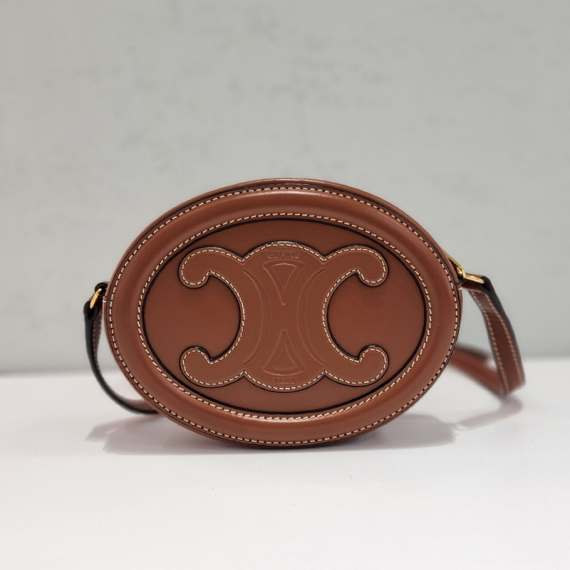 셀린느 트리옹프 오벌 펄스 미니 크로스백 10I703DPQ