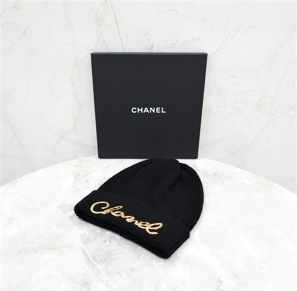 [럭스유] 샤넬 비즈 레터링 캐시미어 비니 AA8313