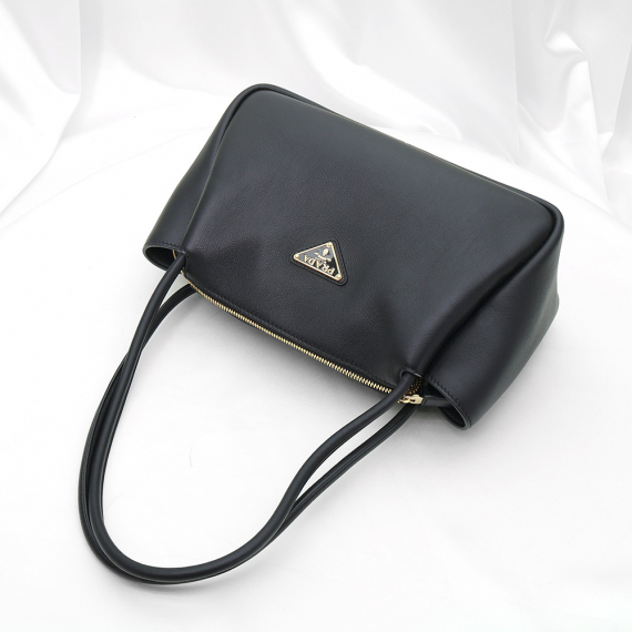 Prada(프라다) 1BA444 블랙 소프트 그레인 레더 트라이앵글 로고 달링 미디움 숄더백