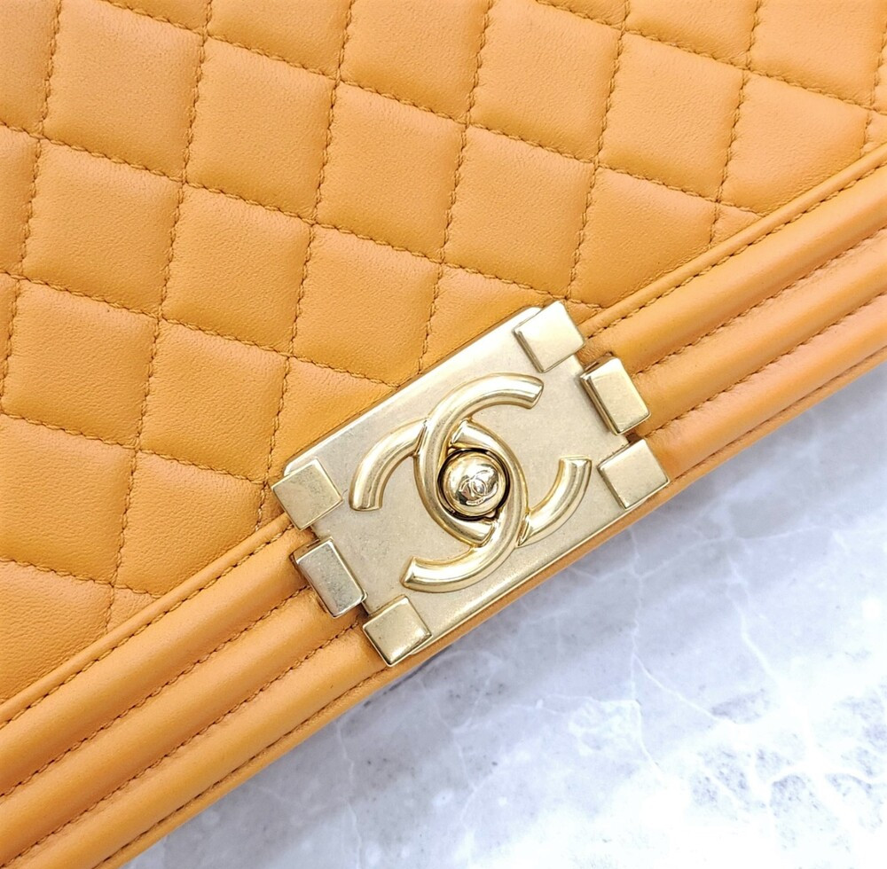 [럭스유] 샤넬 보이백 플랩백 미듐 램스킨 금장 23번대 A67086