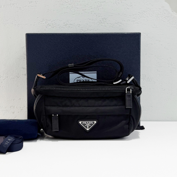 프라다 바이커백 스몰 리나일론 사피아노 크로스백 25년 제품 2VH171