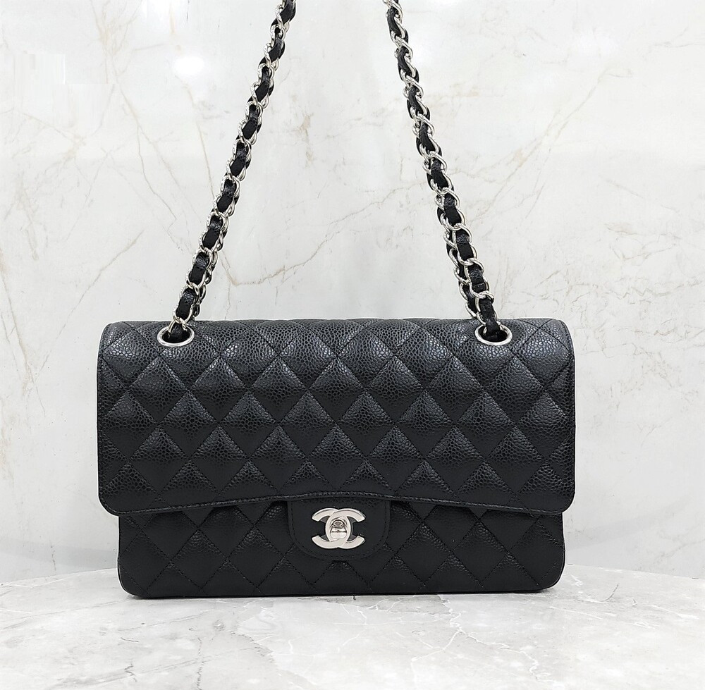 [럭스유] (새상품) 샤넬 캐비어 클래식 미듐 플랩백 블랙 은장 A01112