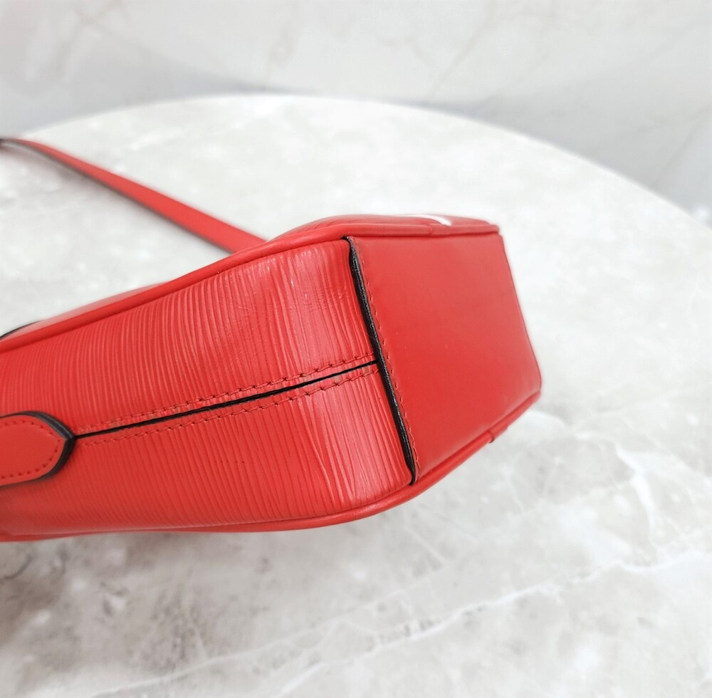 [럭스유] 루이비통 X 슈프림 한정판 레드 에피 다뉴브 크로스백