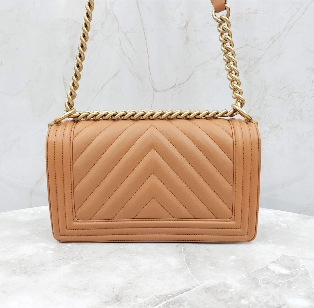 [럭스유] 샤넬 쉐브론 보이 미디움 플랩백 금장 28번대 A67086