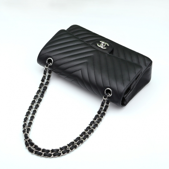 Chanel(샤넬) A01112 블랙 쉐브론 카프스킨 은장 CC로고 클래식 미듐 플랩 숄더백 (30번대)