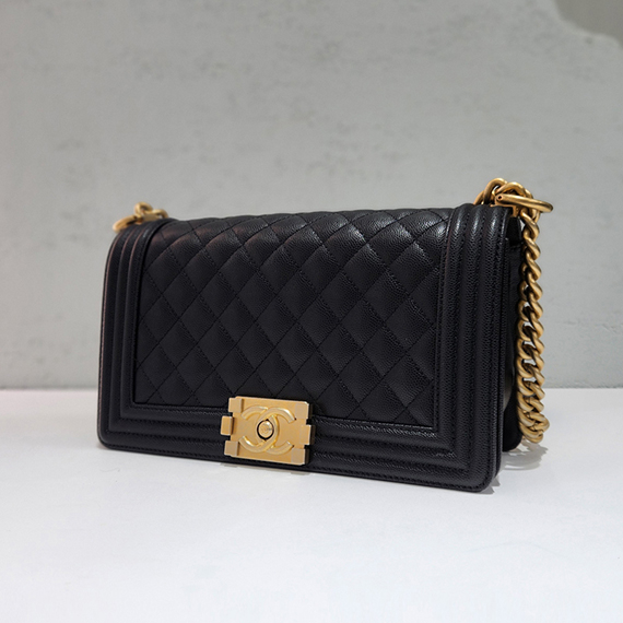 샤넬 캐비어 보이백 미듐 금장 숄더백 30번대 A67086