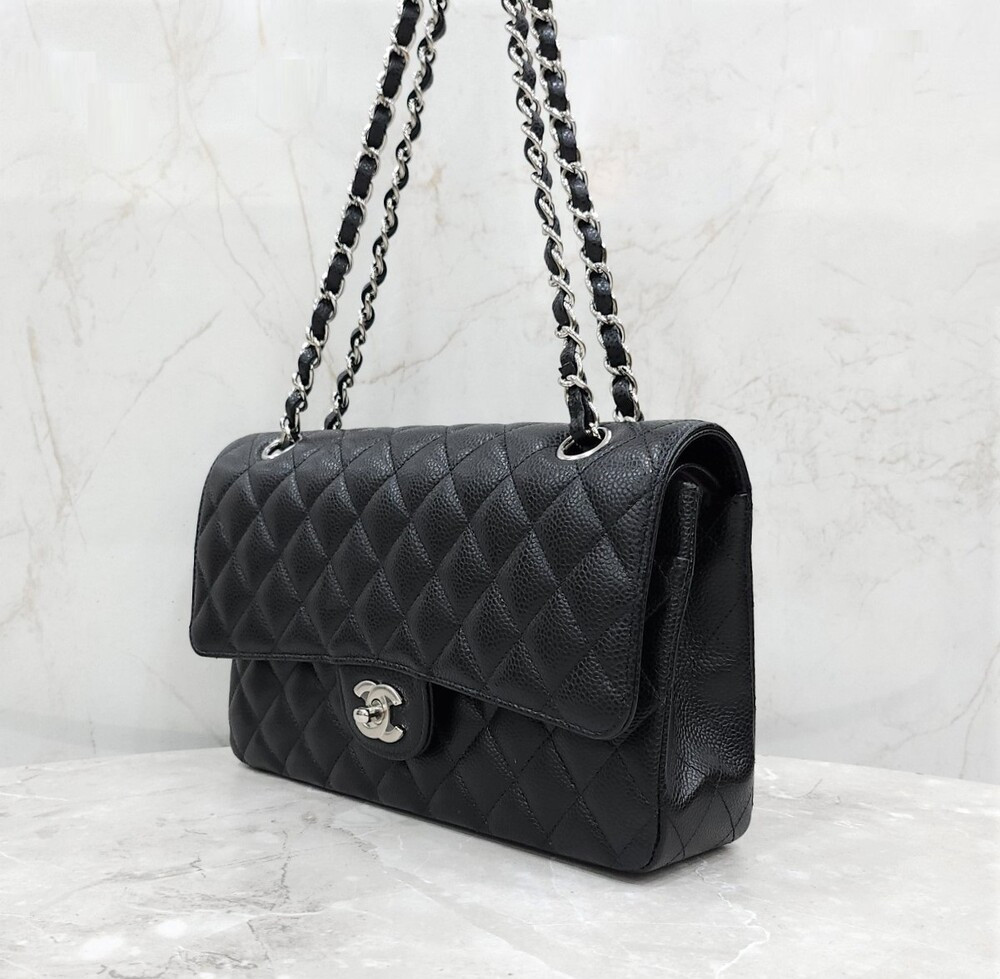 [럭스유] (새상품) 샤넬 캐비어 클래식 미듐 플랩백 블랙 은장 A01112