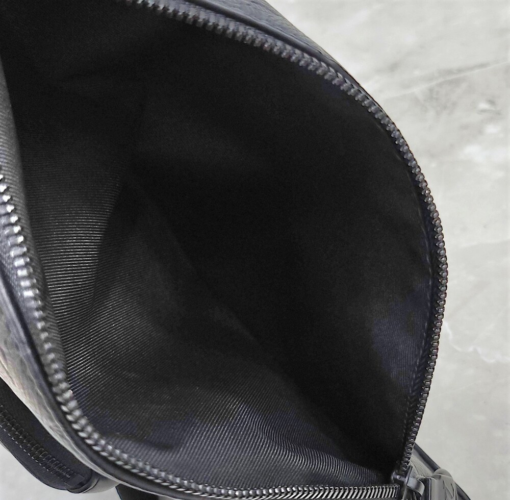 [럭스유] 루이비통 쉐도우 모노그램 듀오 레더 슬링백 M21890