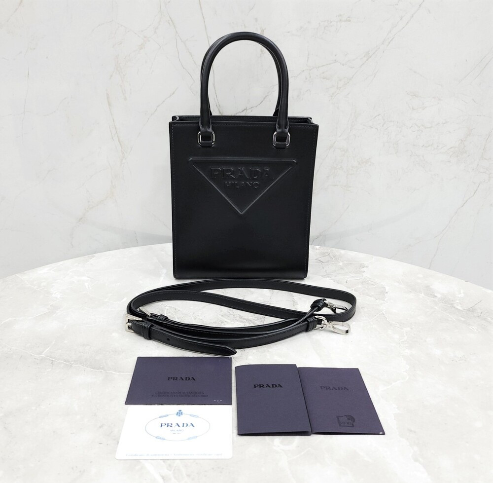 [럭스유] 프라다 엠보싱 로고 트라이앵글 미니 크로스백