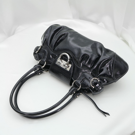 Ferragamo(페라가모) 21 6317 블랙 샤이니 레더 은장 간치니 장식 숄더백