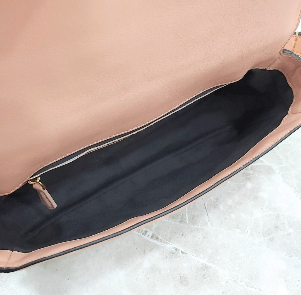 [럭스유] 펜디 아이코닉 핑크 레더 바게트 숄더백 8BR600