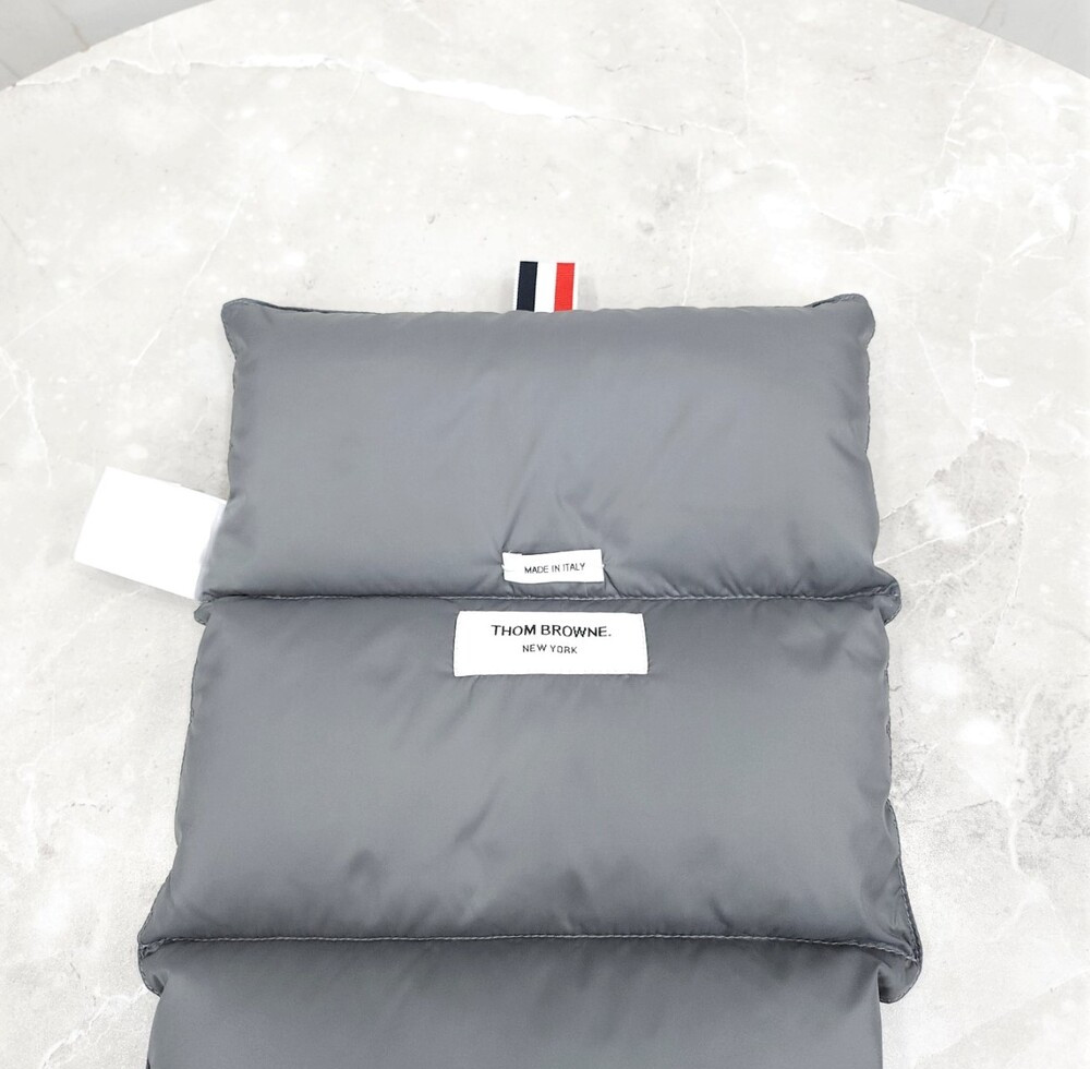 [럭스유] (새상품) 톰브라운 4바 패딩 머플러