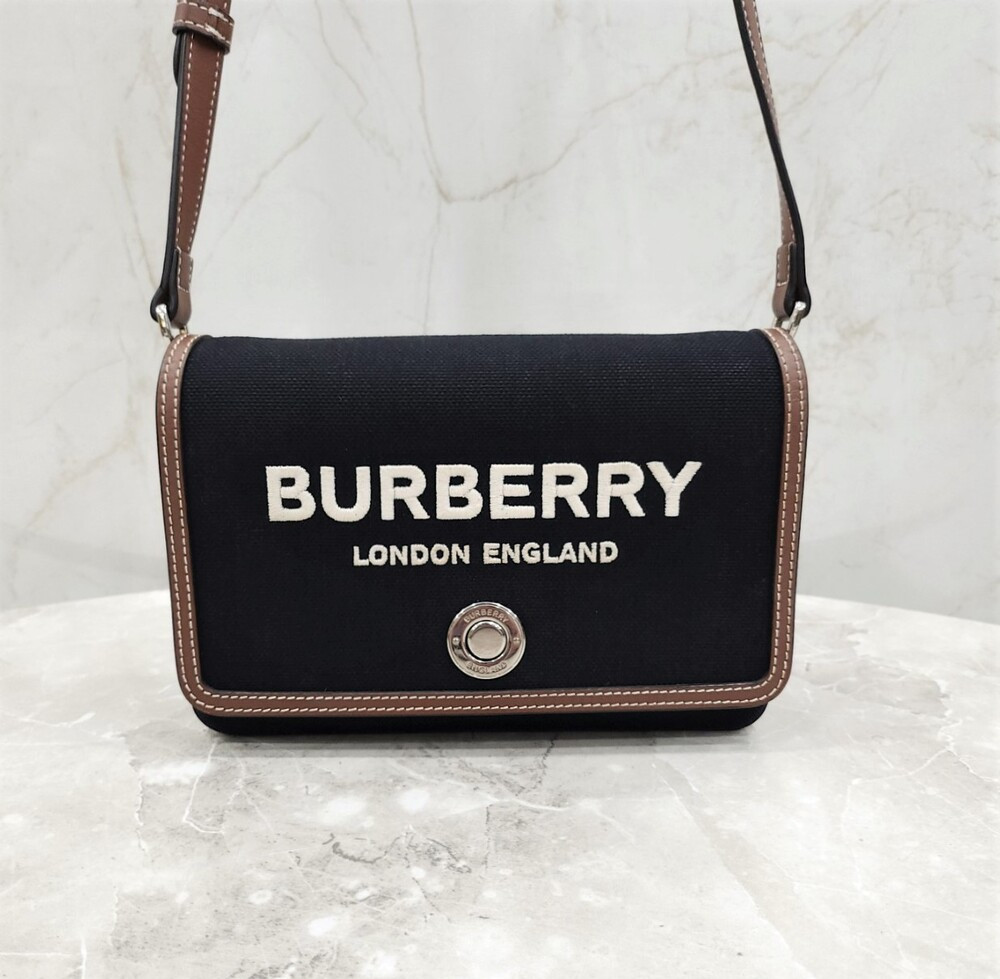 [럭스유] 버버리 테크니컬 코튼 노트 미니 크로스백 8055181