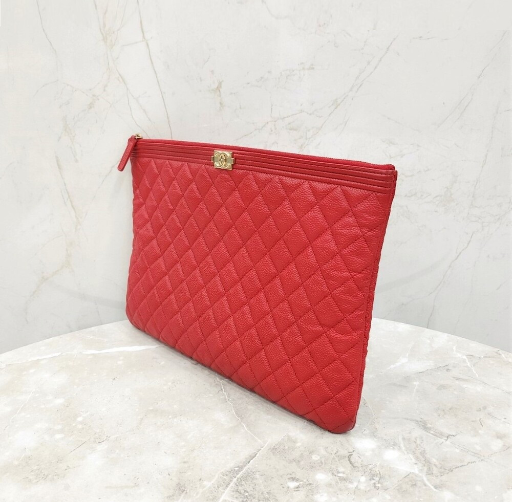 [럭스유] 샤넬 레드 보이 캐비어 뉴미듐 클러치백