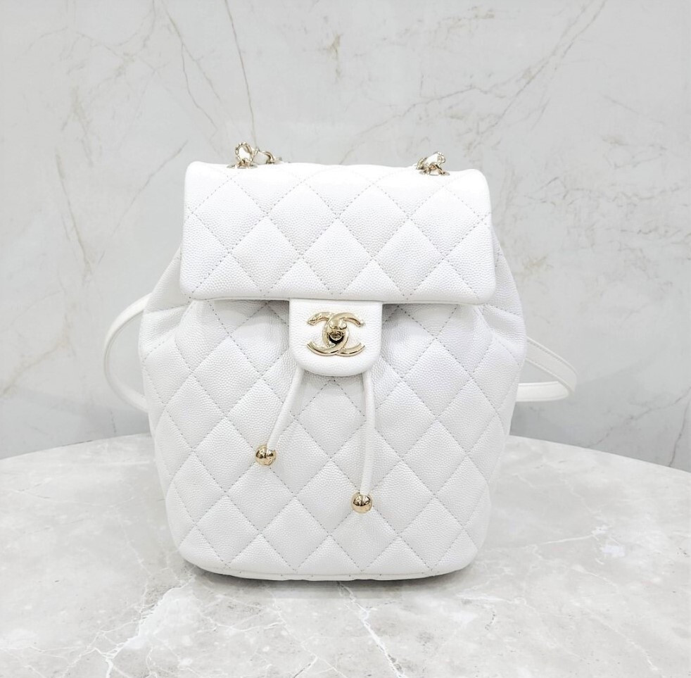 [럭스유] (새상품) 샤넬 화이트 어반스피릿 백팩 스몰 캐비어 AS4058