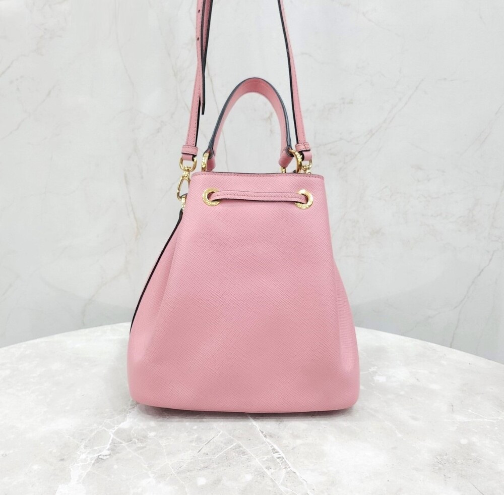 [럭스유] 프라다 사피아노 탑핸들 버킷백 페탈 핑크 1BE032