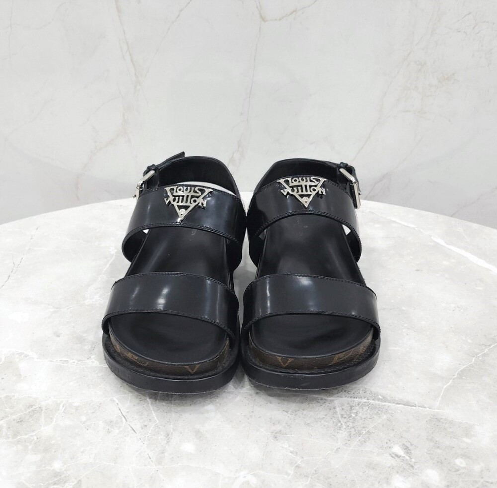 [럭스유] 38 / 루이비통 메탈로고 플랫 컴포트 뮬 샌들
