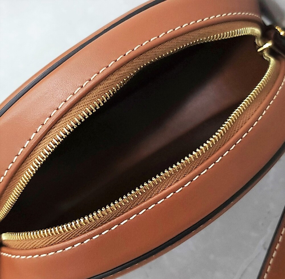 [럭스유] (새상품) 셀린느 퀴르 트리오페 오벌 펄스 숄더백 198603DXC