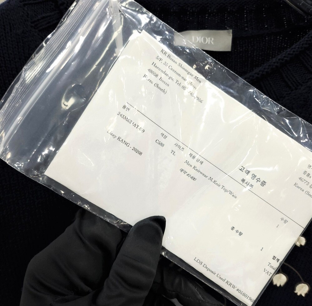 [럭스유] L / 디올 플라워 자수 로고패치 스웨터 니트