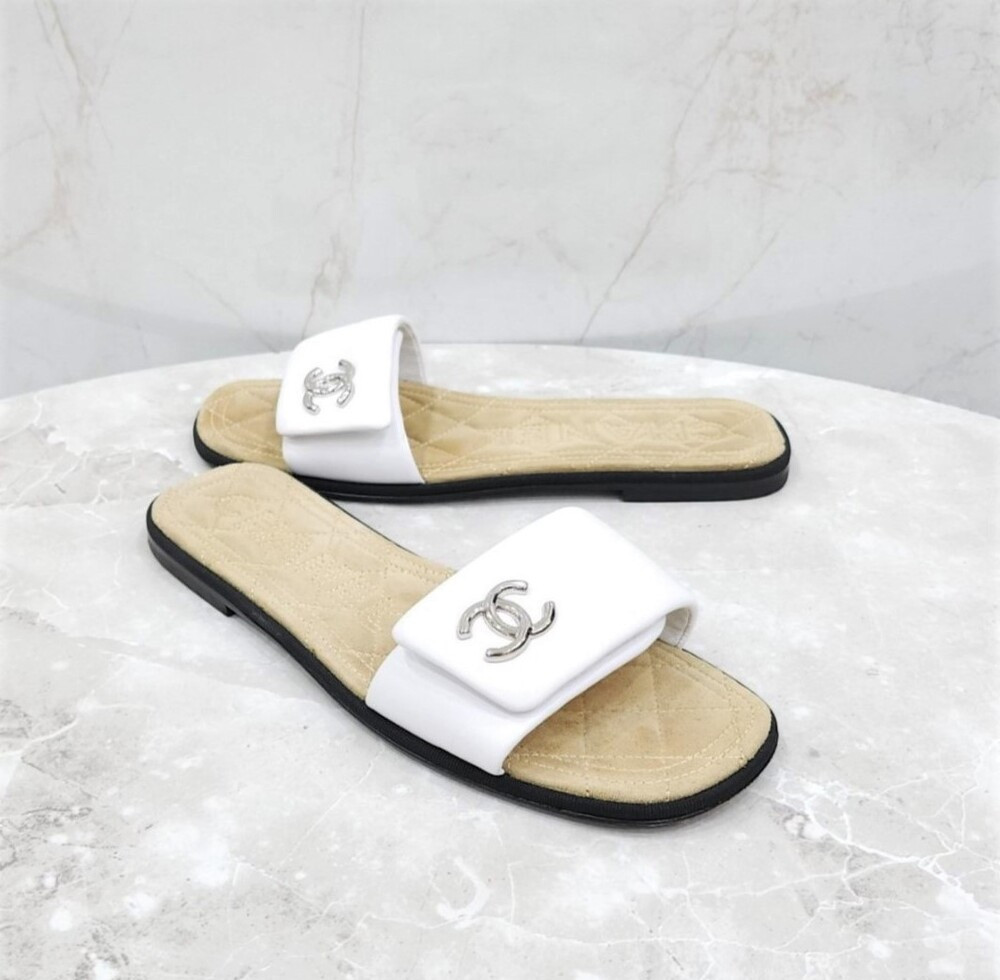 [럭스유] 38 / 샤넬 CC로고 화이트 레더 뮬 슬리퍼