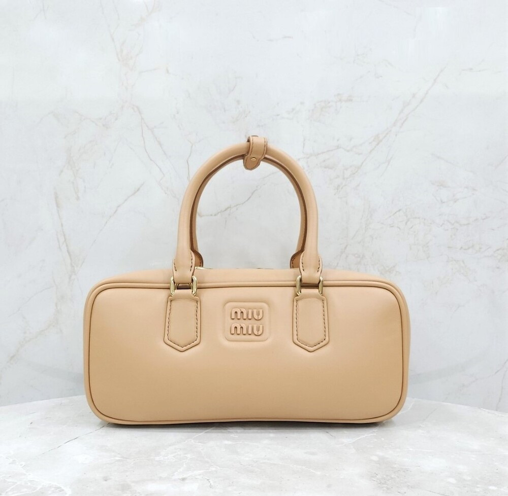 [럭스유] 미우미우 아르카디 레더 토트 숄더백 라지 베이지 5BB148