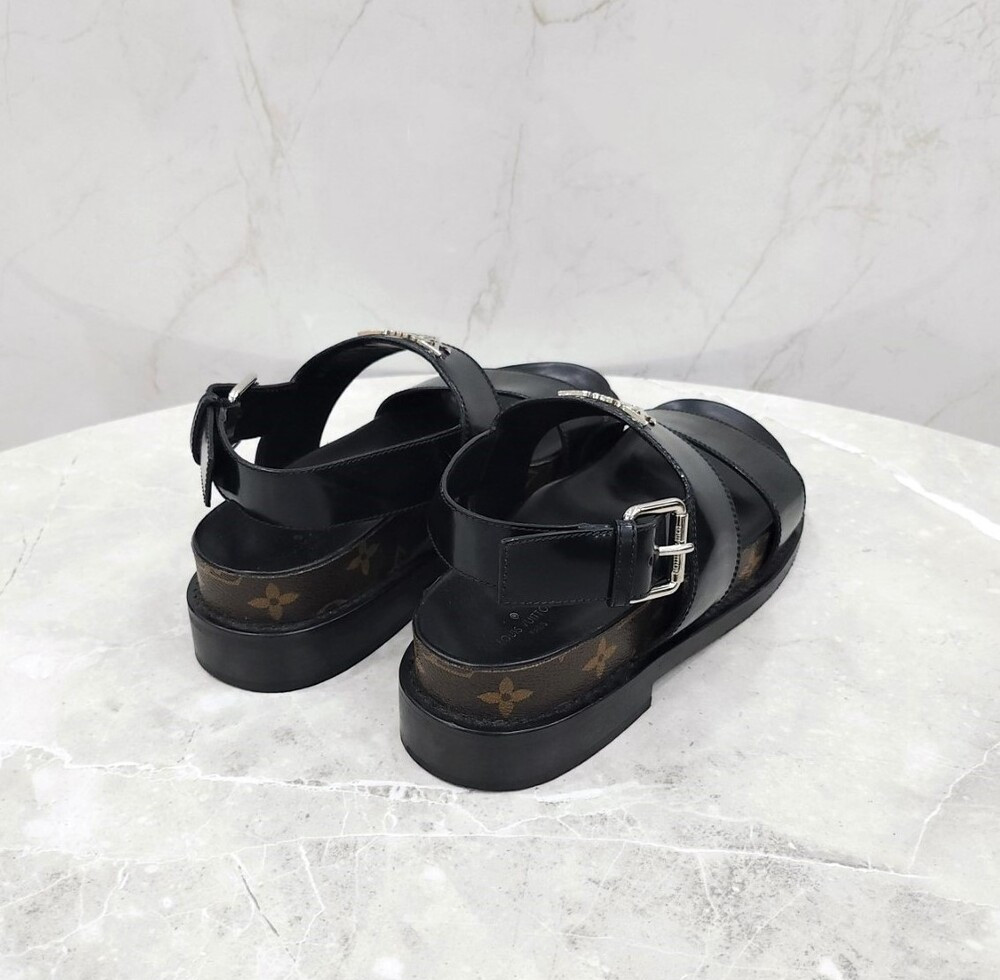 [럭스유] 38 / 루이비통 메탈로고 플랫 컴포트 뮬 샌들
