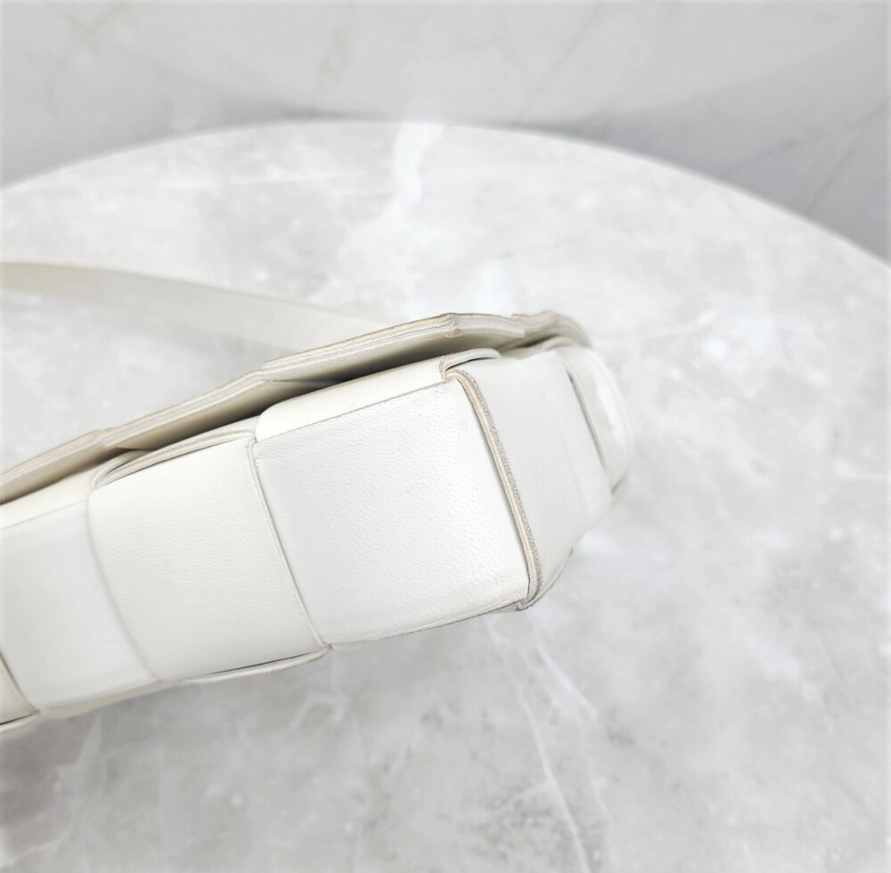 [럭스유] 보테가베네타 화이트 카세트 인트레치아토 크로스바디 백