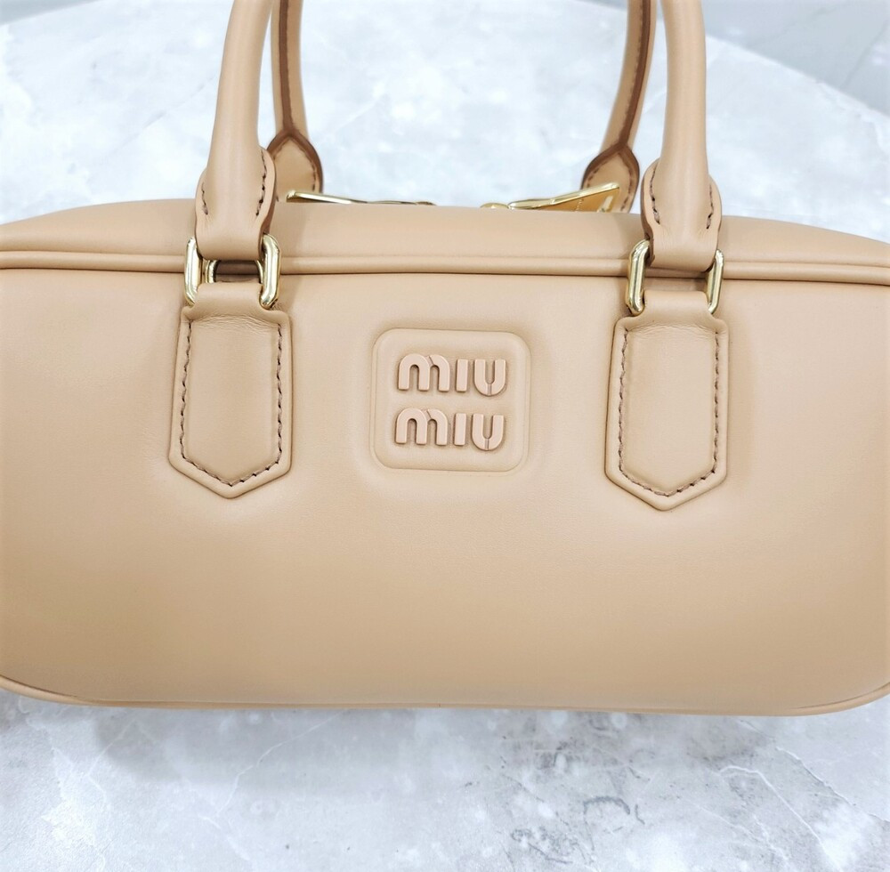 [럭스유] 미우미우 아르카디 레더 토트 숄더백 라지 베이지 5BB148