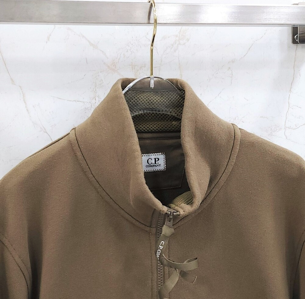 [럭스유] (새상품) L / CP컴퍼니 로고 패치 집업 자켓