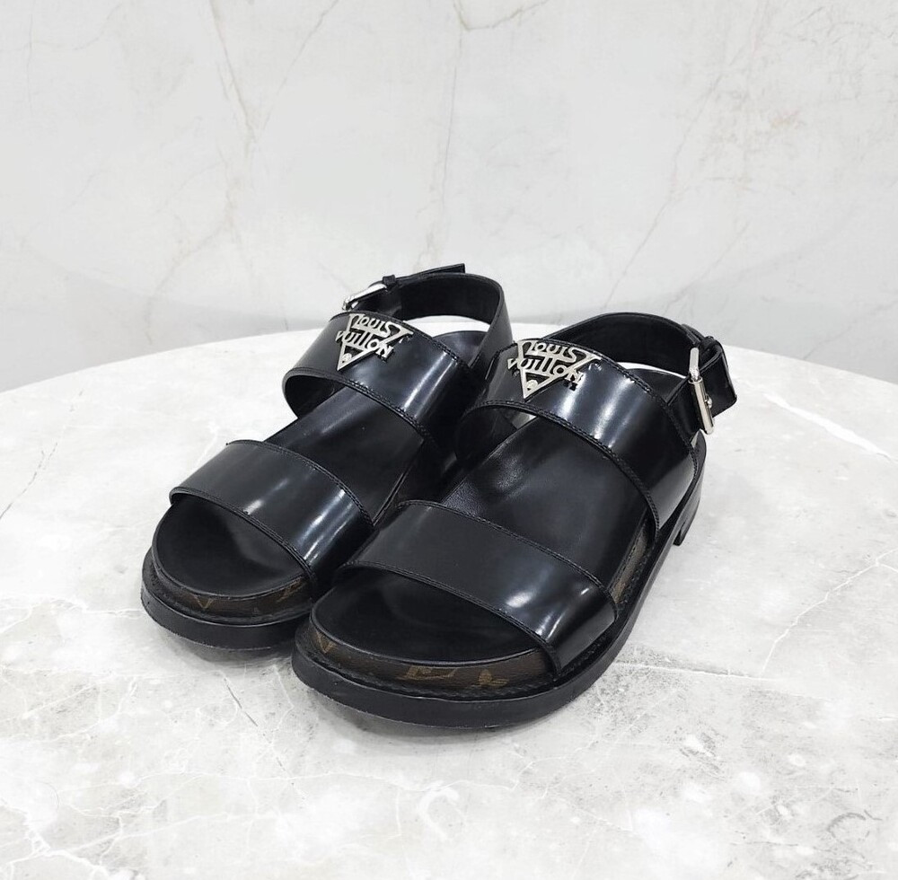 [럭스유] 38 / 루이비통 메탈로고 플랫 컴포트 뮬 샌들