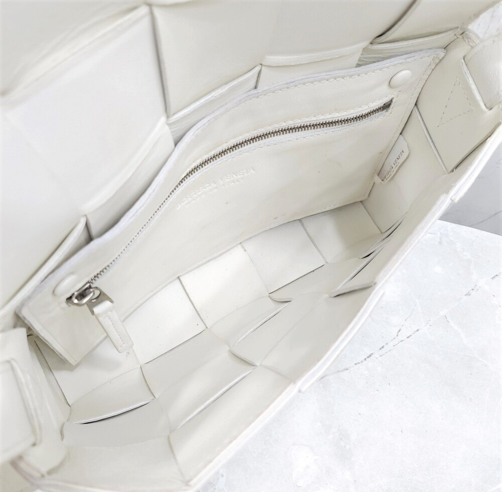 [럭스유] 보테가베네타 화이트 카세트 인트레치아토 크로스바디 백