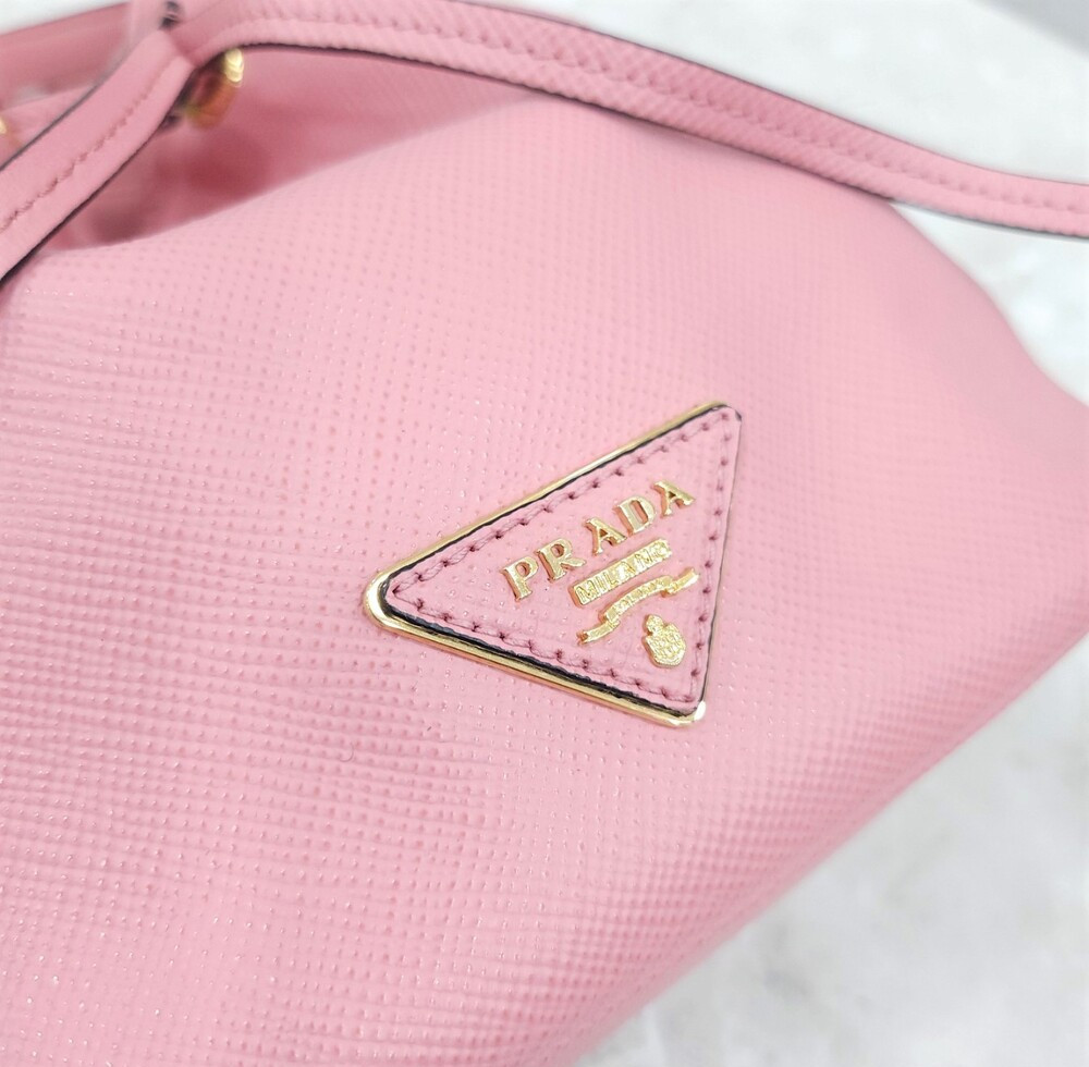 [럭스유] 프라다 사피아노 탑핸들 버킷백 페탈 핑크 1BE032